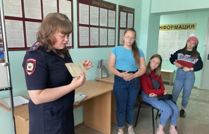 Соликамские гимназисты побывали на экскурсии в паспортном столе